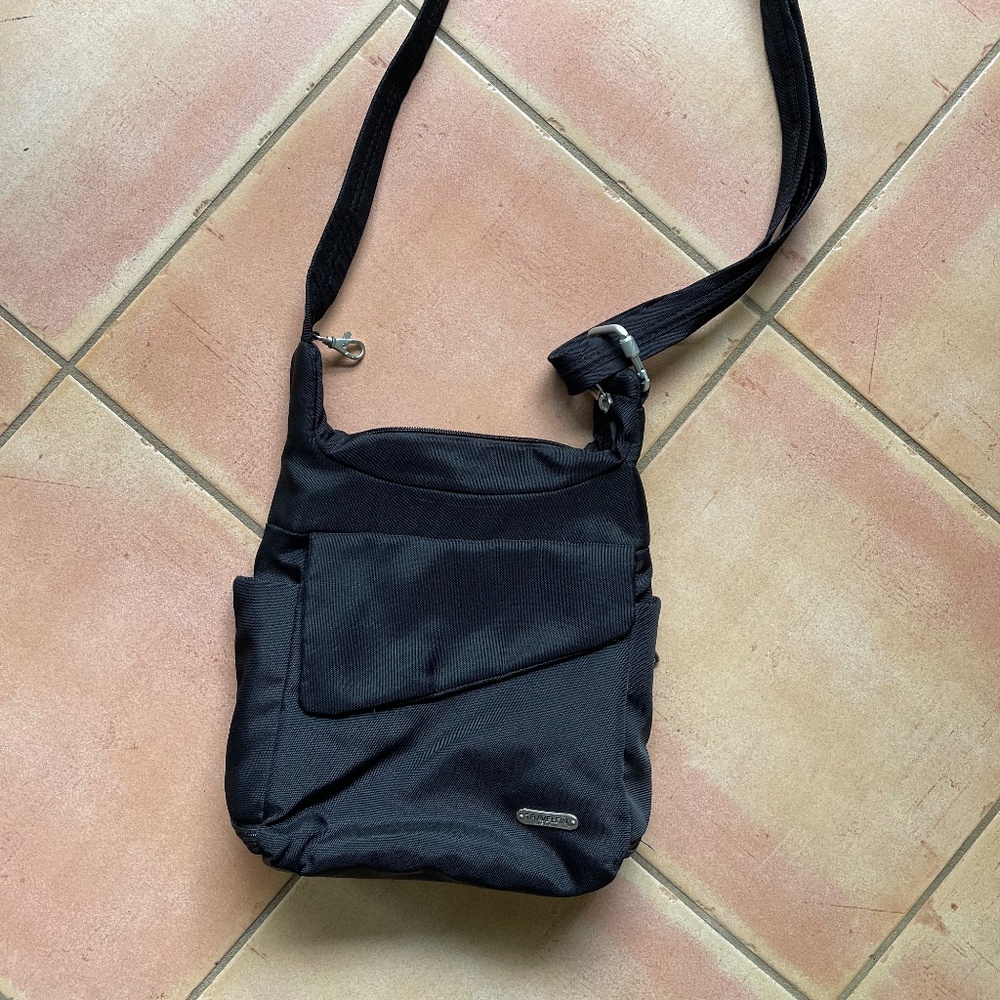 Travelon Women's Anti-Theft Classic Messenger Bag, Black, One Size